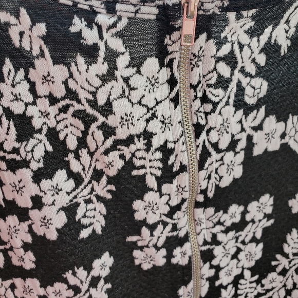 !Lularoe Amelia Black and White Floral Print Dress - Picture 4 of 4